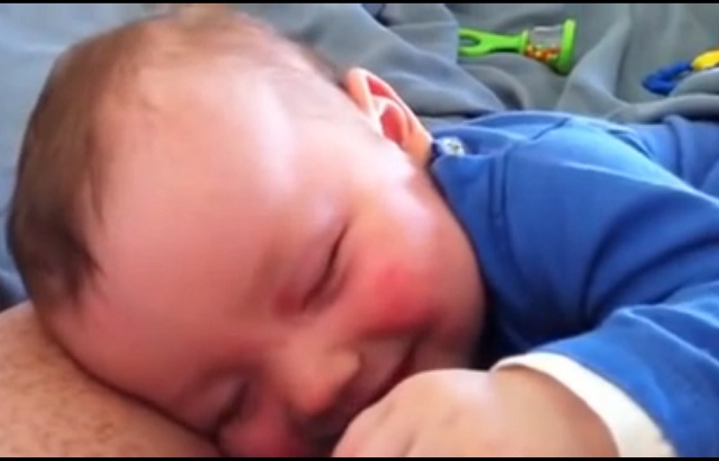 bebe souri en dormant