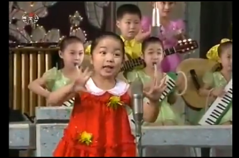 enfant danse chante