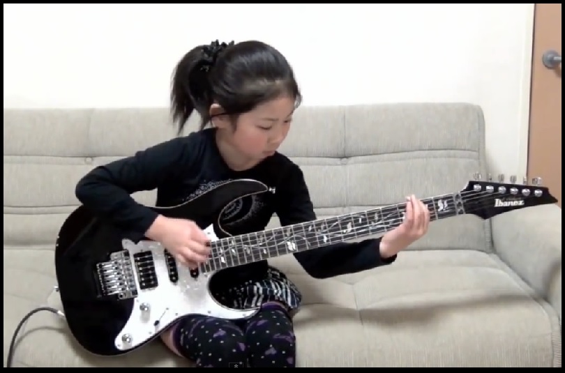 fille 8 ans joue guitare electrique