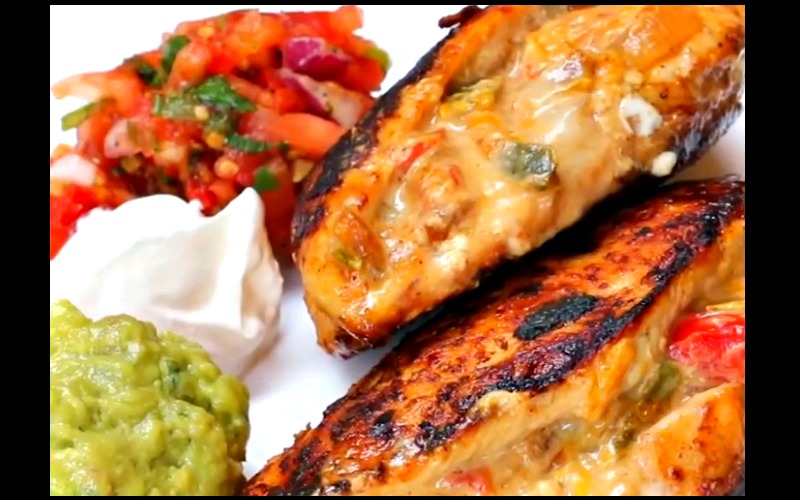 Elle Garnit Des Blancs De Poulet Avec 3 Fromages… Une Recette Facile Et