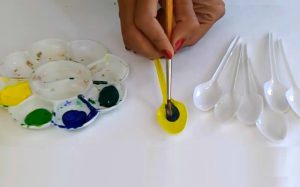 bricolage cuillere plastique peinture paon