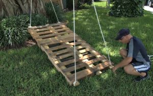 bricolage lit exterieur jardin palette bois