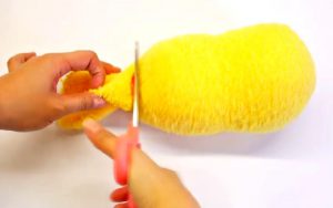 bricolage chausette jaune pikachu