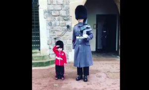 garde de la reine realise reve petit garcon
