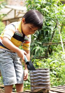 jardin enfant heureux