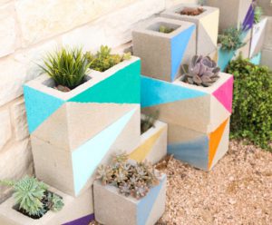 astuce jardin bloc beton plante
