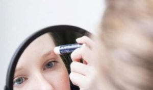 astuce cheveux baume levres sourcils