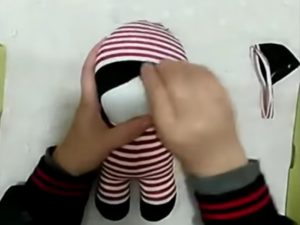 fabriquer poupee chaussette bricolage facile etape par etape